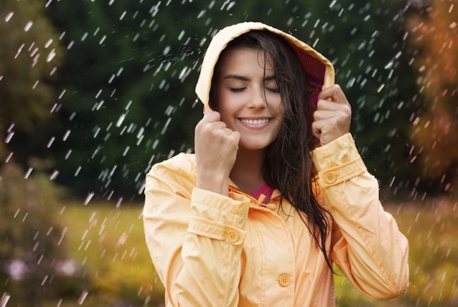 雨に降られる女性　レインコート